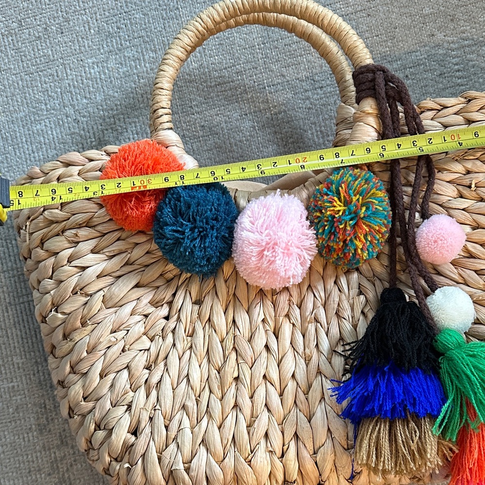 Colorful Pom-Pom Straw Tote Bag with Drawstring Closure on Inside. - Picture 4 of 6